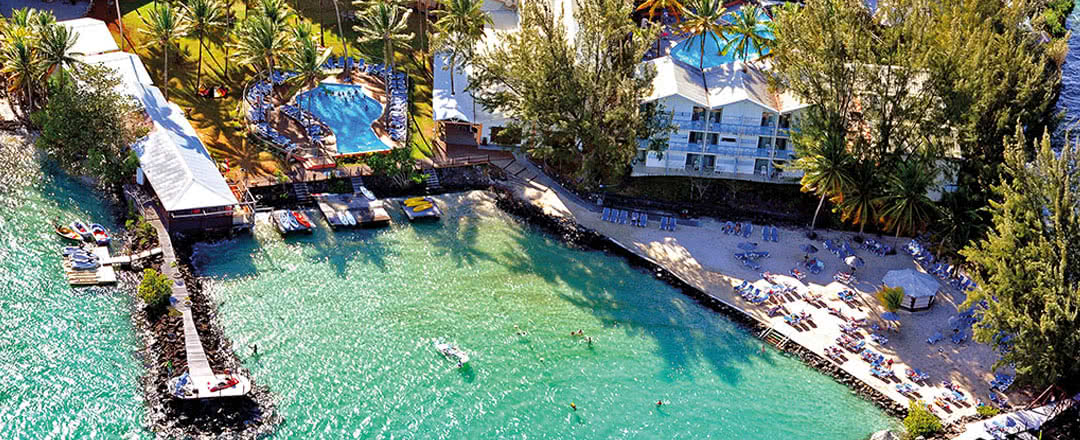 L'hôtel est idéalement situé à proximité de la plage. Restez dans un superbe hôtel Carayou Hôtel & Spa - Tout compris.