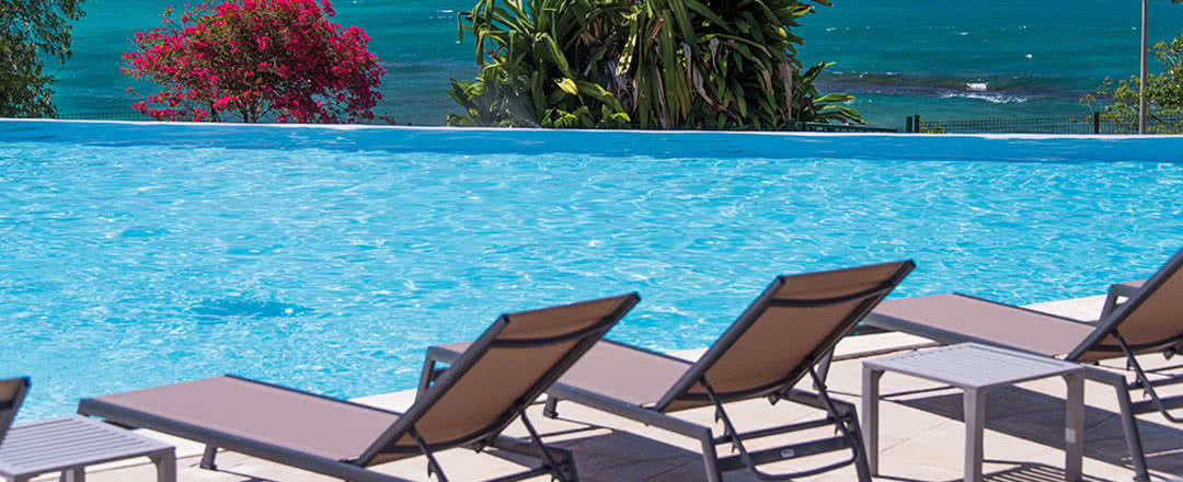 Partez en Martinique. L'hôtel Karibéa Caribia offre une piscine rafraîchissante.