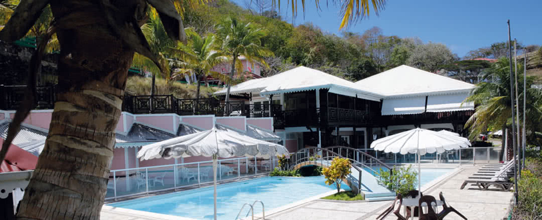 Partez en Les Saintes. L'hôtel Hôtel Le Bois Joli offre une piscine rafraîchissante.