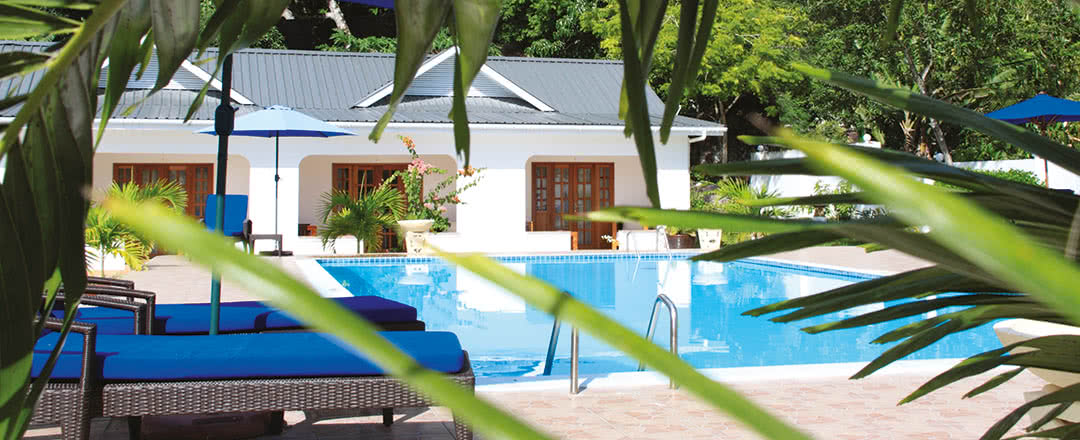 Partez en Praslin. L'hôtel offre une piscine rafraîchissante.
