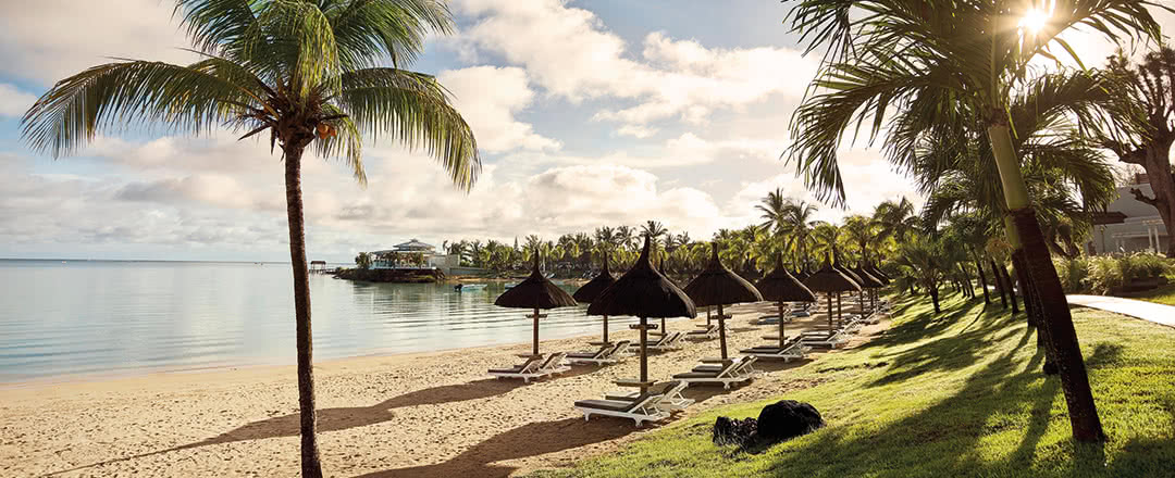 Restez dans un superbe hôtel LUX* Grand Gaube Mauritius. L'hôtel est idéalement situé à proximité de la plage.