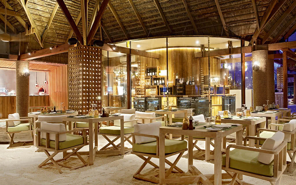 Maldives Partez en Maldives. L'hôtel dispose d'un restaurant proposant des specialités culinaires locales. Hôtel Constance Moofushi Maldives 