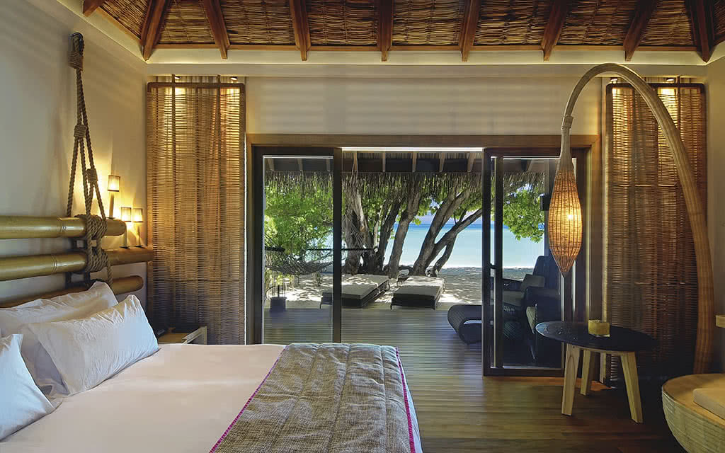 Maldives Nous offrons une chambre Villa Plage avec un lit confortable, une vue magnifique et tous les équipements de chambre nécessaires pour un séjour agréable. Partez en Maldives. Hôtel Constance Moofushi Maldives 