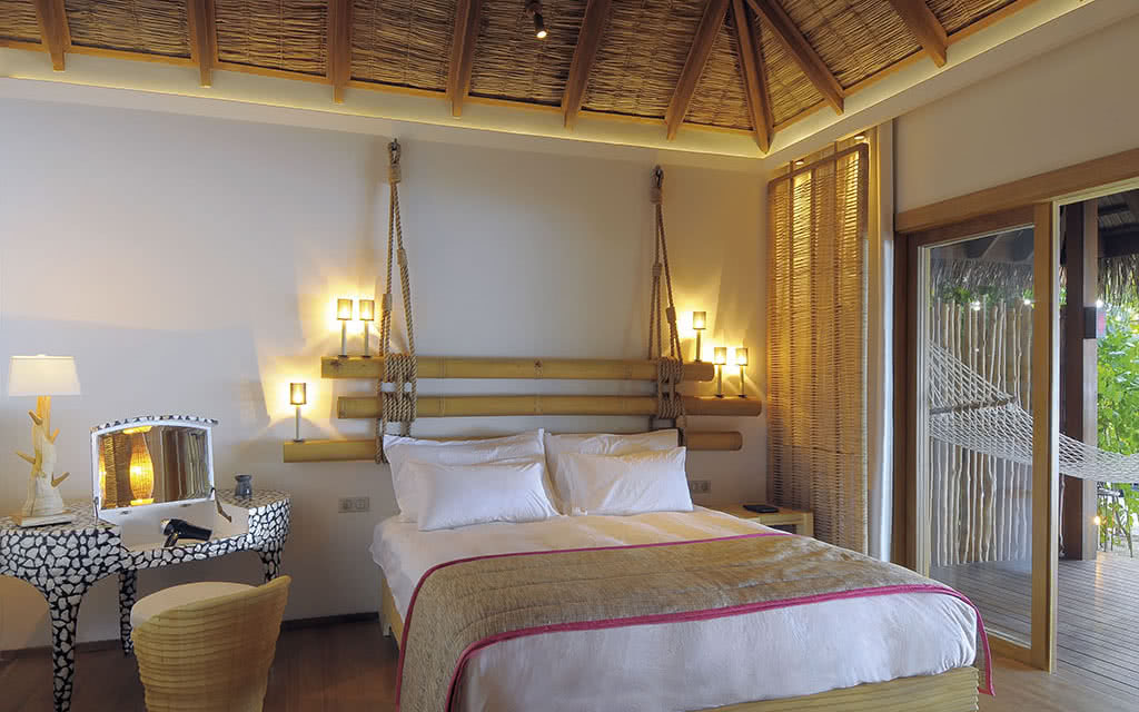 Maldives Nous offrons une chambre Villa Plage avec un lit confortable, une vue magnifique et tous les équipements de chambre nécessaires pour un séjour agréable. Partez en Maldives. Hôtel Constance Moofushi Maldives 