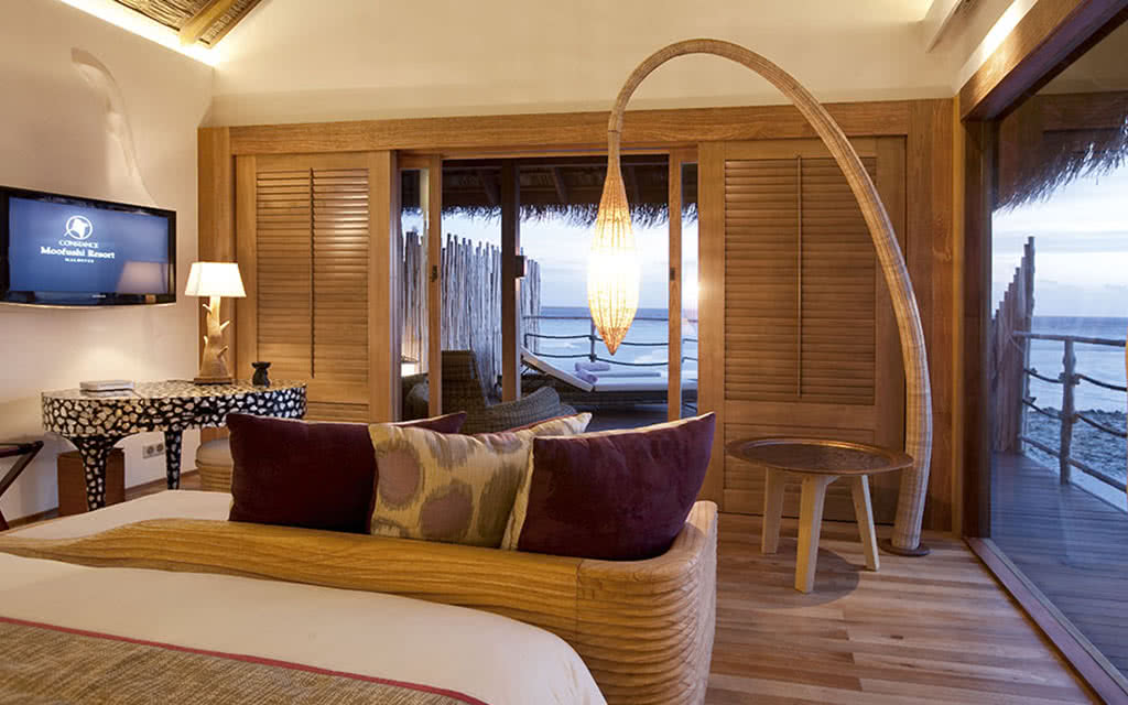 Maldives Nous offrons une chambre Senior Water Villa avec un lit confortable, une vue magnifique et tous les équipements de chambre nécessaires pour un séjour agréable. Partez en Maldives. Hôtel Constance Moofushi Maldives 