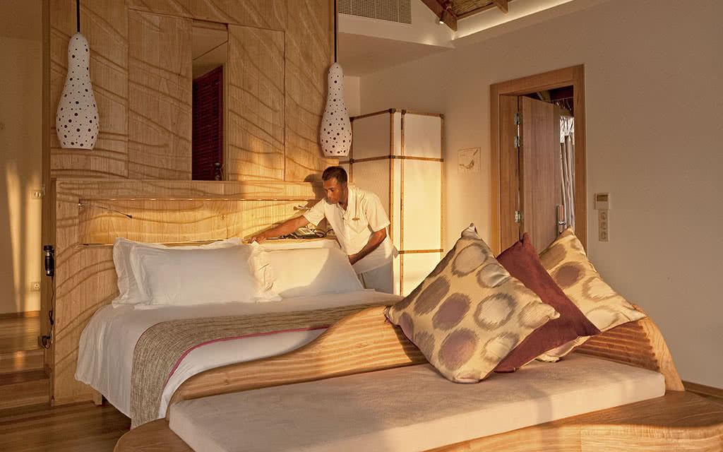 Maldives Nous offrons une chambre Water Villa avec un lit confortable, une vue magnifique et tous les équipements de chambre nécessaires pour un séjour agréable. Partez en Maldives. Hôtel Constance Moofushi Maldives 