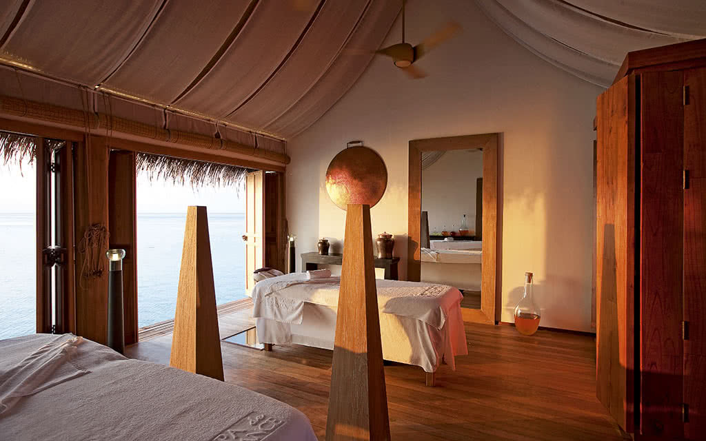 Maldives Partez en Maldives. Nous offrons une chambre avec un lit confortable, une vue magnifique et tous les équipements de chambre nécessaires pour un séjour agréable. Hôtel Constance Moofushi Maldives 