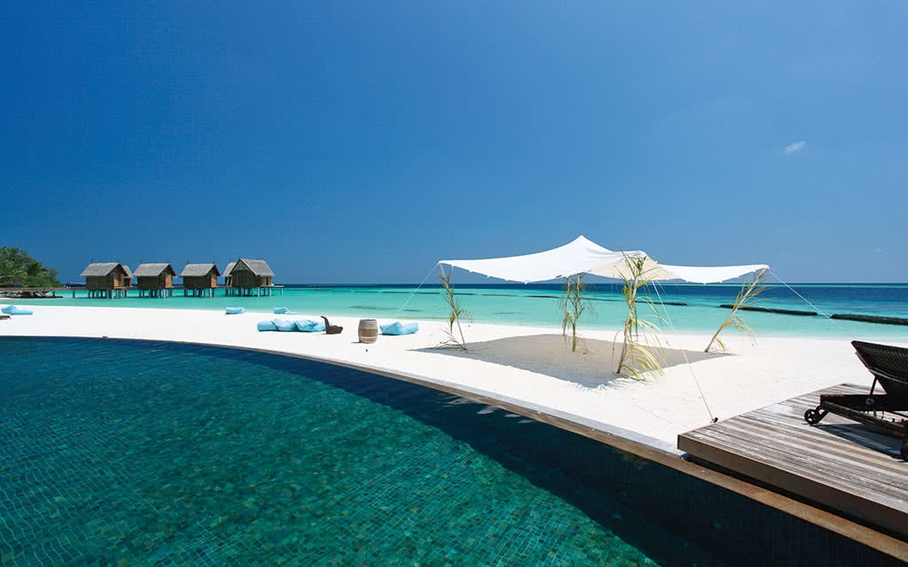 Maldives L'hôtel offre une piscine rafraîchissante. Partez en Maldives. Hôtel Constance Moofushi Maldives 