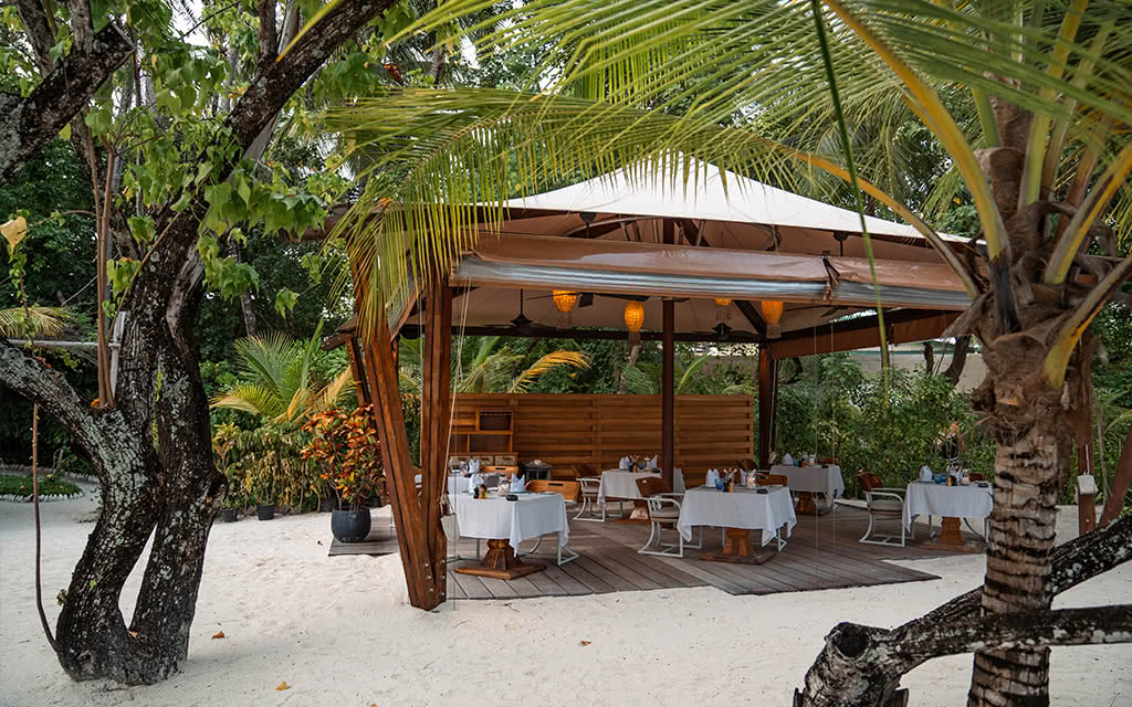 Partez en Maldives. L'hôtel est idéalement situé à proximité de la plage.