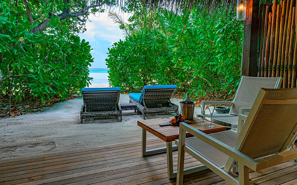 Maldives beach room1 Hôtel Constance Moofushi Maldives 