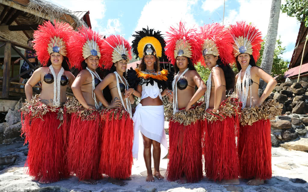 Partez en Moorea. Restez dans un superbe hôtel Moorea : Cérémonie NATIHEI PRINCIERE auTiki Village.