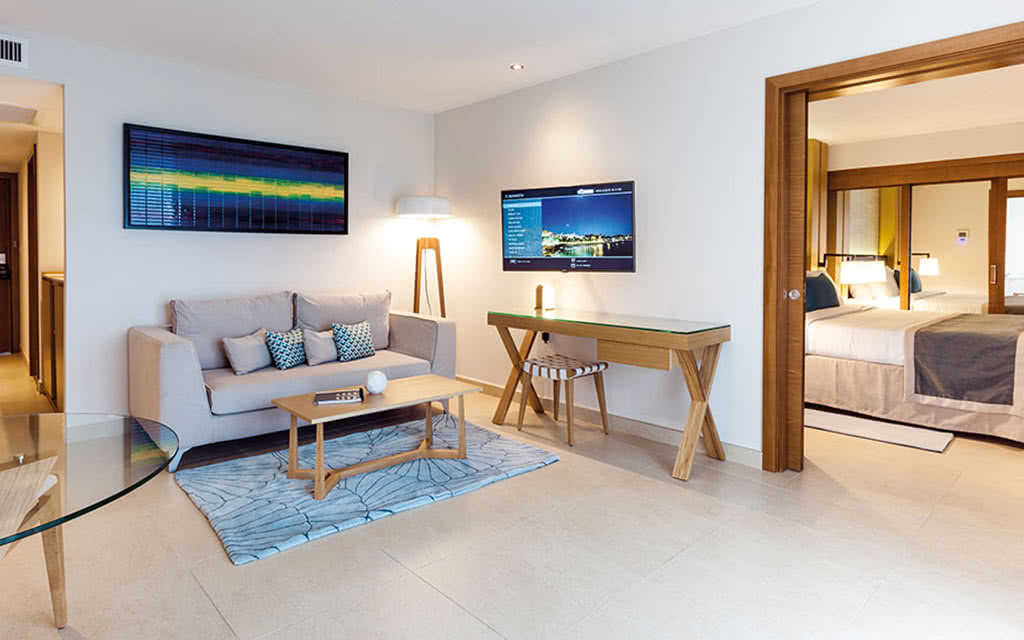 Partez en St. Martin. Nous offrons une chambre Swim Out Junior Suite avec un lit confortable, une vue magnifique et tous les équipements de chambre nécessaires pour un séjour agréable.