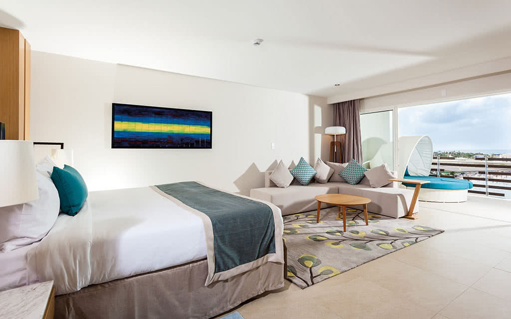 Nous offrons une chambre Roof Top Butler Suite avec un lit confortable, une vue magnifique et tous les équipements de chambre nécessaires pour un séjour agréable. Partez en St. Martin.