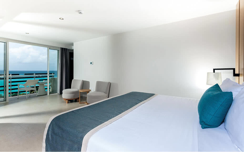 Nous offrons une chambre Royale One Bedroom Butler Penthouse avec un lit confortable, une vue magnifique et tous les équipements de chambre nécessaires pour un séjour agréable. Partez en St. Martin.