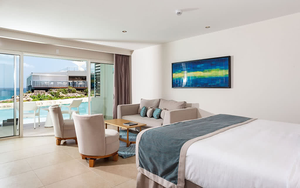 Partez en St. Martin. Nous offrons une chambre Sunset Swim Out Butler Suite avec un lit confortable, une vue magnifique et tous les équipements de chambre nécessaires pour un séjour agréable.