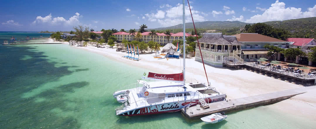 L'hôtel est idéalement situé à proximité de la plage. Restez dans un superbe hôtel SANDALS MONTEGO BAY.