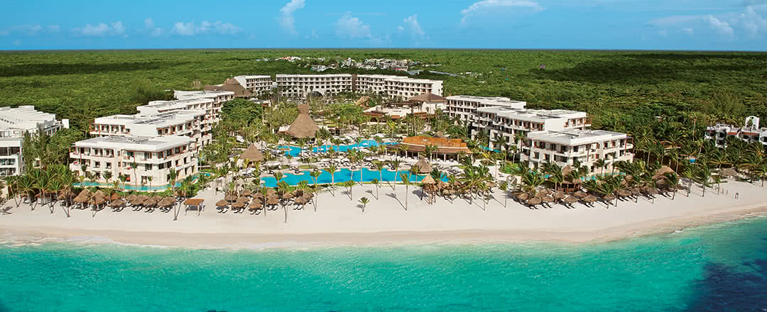 L'hôtel est idéalement situé à proximité de la plage. Restez dans un superbe hôtel Secrets Akumal Riviera Maya.
