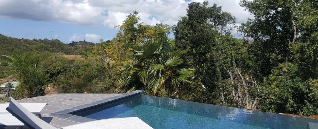 Partez en Guadeloupe. L'hôtel Villa Datura offre une piscine rafraîchissante.