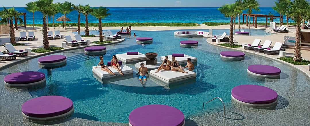 L'hôtel est idéalement situé à proximité de la plage. L'hôtel offre une piscine rafraîchissante.