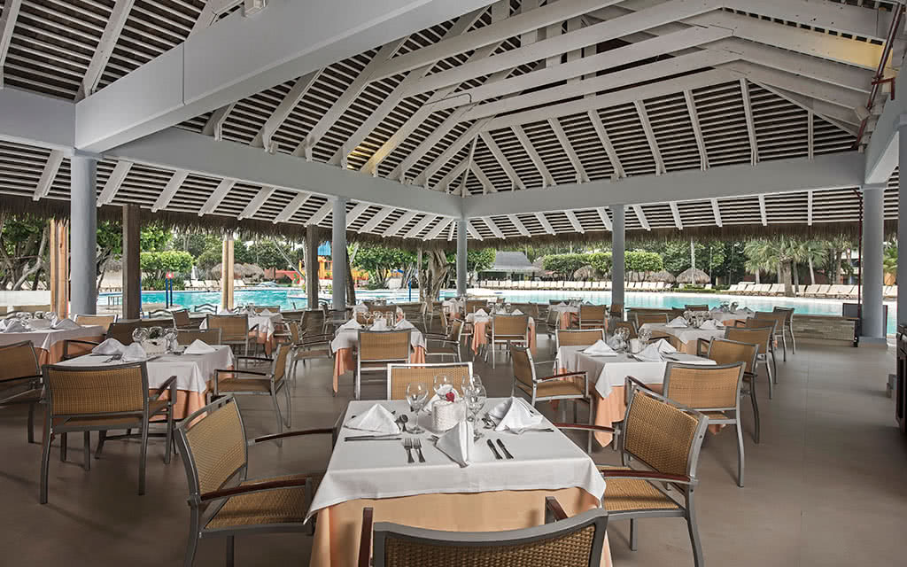 vue terrasse bord piscine restaurant hotel iberostar selection bavaro