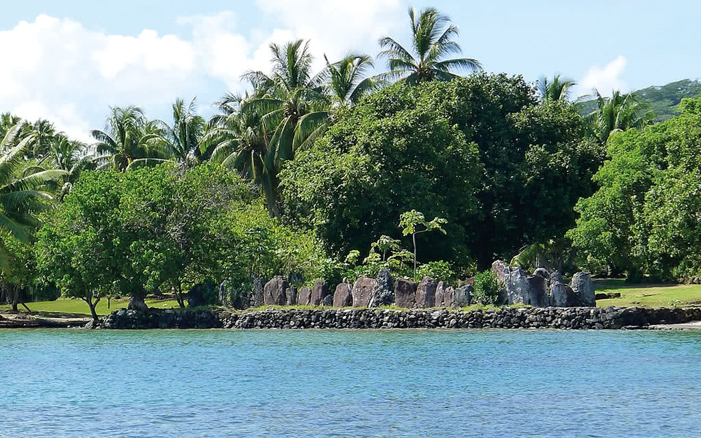 Raiatea - Rivière Faaroa et le Marae Taputapuatea