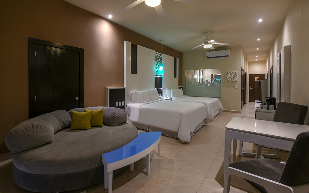 Oceanfront Pool Swim Up Suite