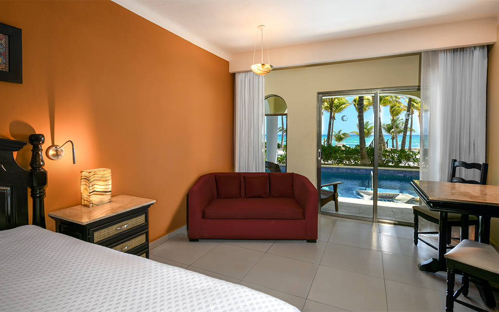 Beachfront Swim Up Junior Suite