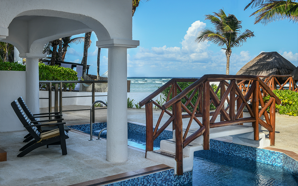 Oceanfront Swim up Junior Suite
