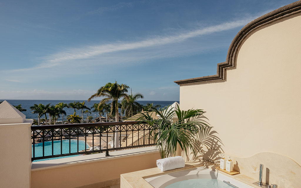 Junior Suite Ocean Front with Whirpool