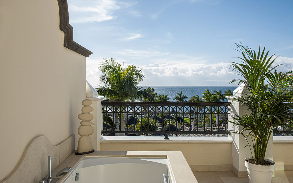 Junior Suite Ocean Front with Whirpool